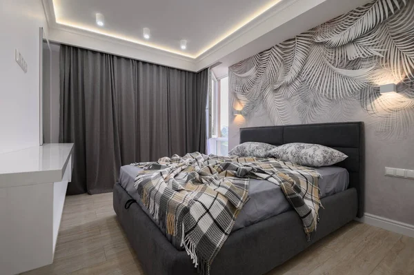 Elegante Interior Dormitorio Gris Con Cómoda Cama Doble —  Fotos de Stock