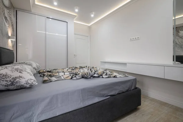 Elegante Interior Dormitorio Gris Con Cómoda Cama Doble — Foto de Stock