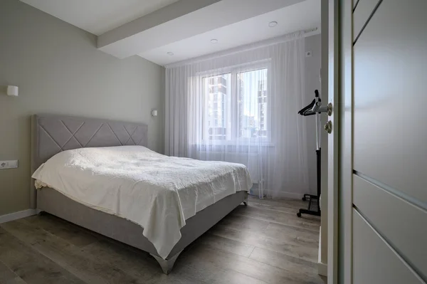 Ανοιχτή Πόρτα Μικρό Φωτεινό Λευκό Υπνοδωμάτιο Μεγάλο Διπλό Κρεβάτι — Φωτογραφία Αρχείου