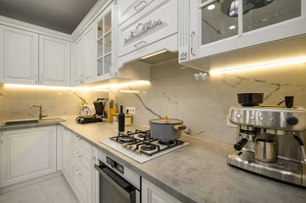 白のモダンなキッチン家具の閉鎖は 家電製品でトップを動作します — ストック写真