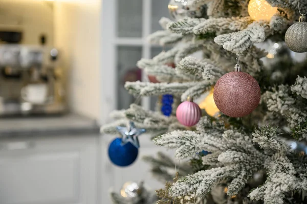 ぼやけた台所の背景で装飾されたクリスマスツリーの枝のクローズアップ — ストック写真
