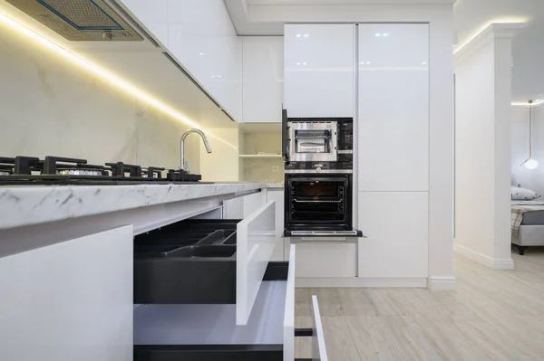 Cozinha Moderna Branca Com Fogão Forno Microondas Com Portas Abertas — Fotografia de Stock