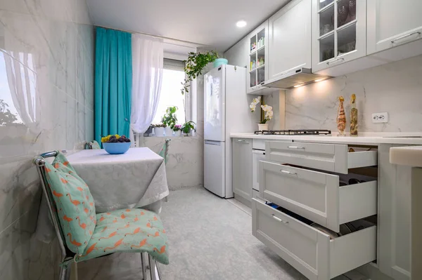Yeni Beyaz Modern Iyi Tasarlanmış Mutfak Dekorasyonu — Stok fotoğraf