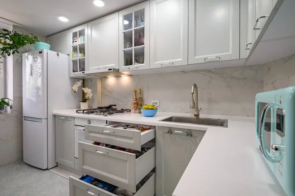 Branco Novo Moderno Bem Projetado Interior Cozinha Algumas Gavetas Puxadas — Fotografia de Stock