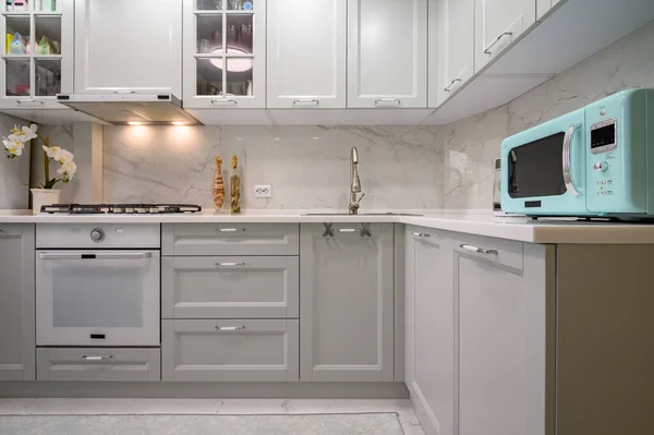 Новый Светло Серый Современный Дизайн Интерьера Кухни После Ремонта Вид — стоковое фото