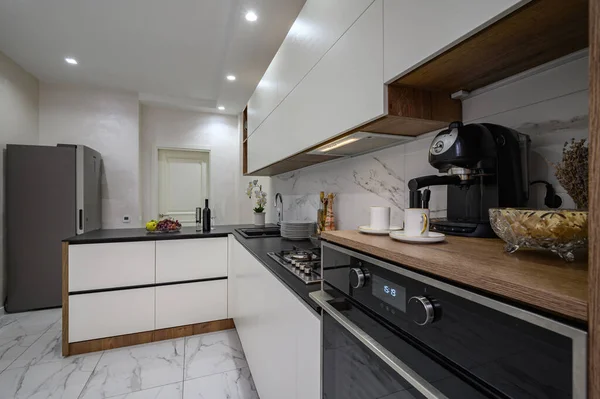 Duży Biały Czarny Luksusowe Wnętrze Kuchni Zbliżenie Piekarnika Innych Urządzeń — Zdjęcie stockowe