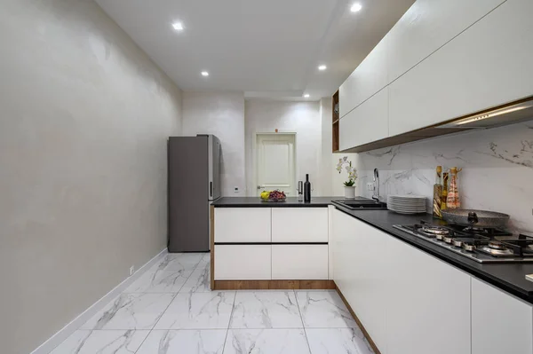大的白色和黑色的豪华厨房内部 大量的复制空间 — 图库照片