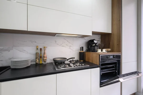 Bílý Moderní Luxusní Kuchyňský Nábytek Černou Pracovní Deskou — Stock fotografie