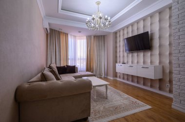 Lüks beyaz ve pembe modern stüdyo daire. Yemek salonu, oturma odası ve yatak odası.
