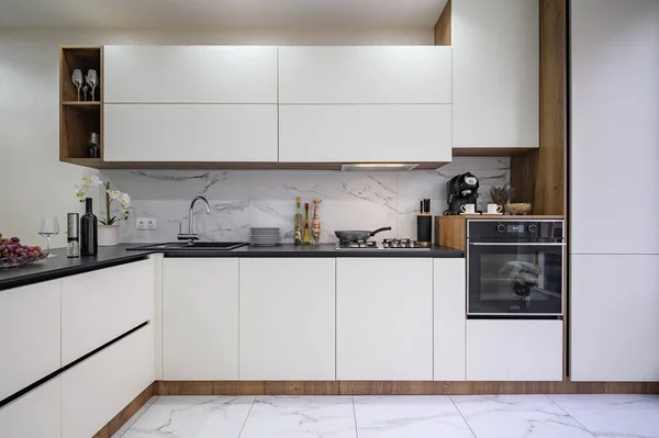 Большой Белый Черный Роскошный Кухонный Интерьер Вид Спереди — стоковое фото