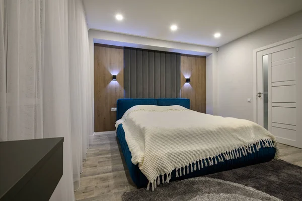 Dormitorio Principal Moderno Con Interior Gris Blanco Moda Gran Cama — Foto de Stock