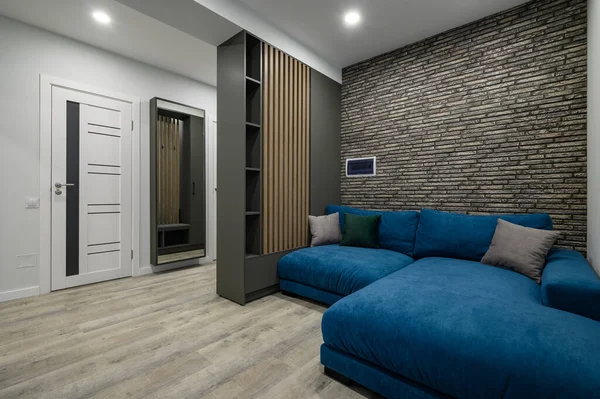 Große Blaue Bequeme Couch Modernen Wohnzimmer Das Einen Flur Angeschlossen — Stockfoto