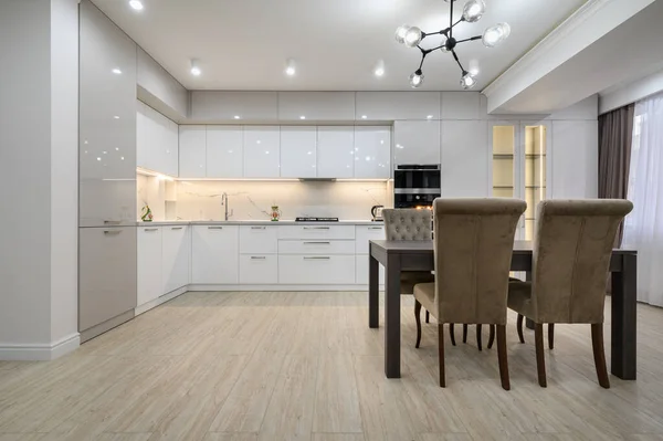 Wit Modern Nieuw Goed Ontworpen Witte Keuken Interieur Renovatie Studio — Stockfoto