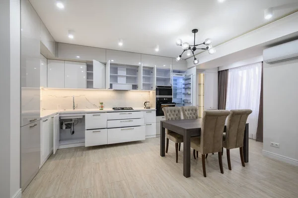 White Modern Well Designed White Kitchen Interior Renovation Studio Apartment — стоковое фото