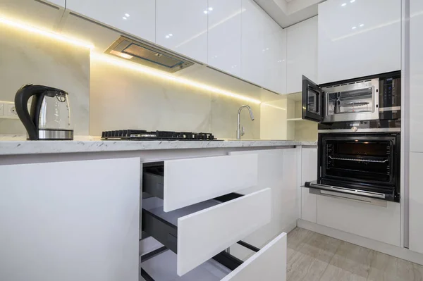 Cozinha Moderna Branca Com Fogão Forno Microondas Com Portas Abertas — Fotografia de Stock