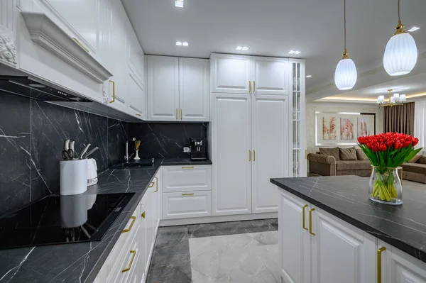 Grande Cozinha Moderna Bem Desenhada Preta Branca Cara Interior Estúdio — Fotografia de Stock