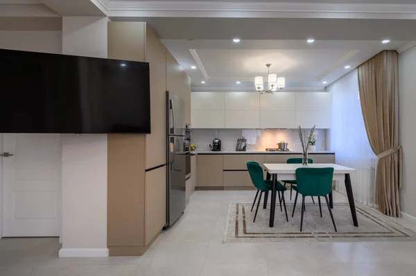 Moderní Trendy Bílá Béžová Luxusní Kuchyň Jídelnou Interiéru Studio Apartmánu — Stock fotografie