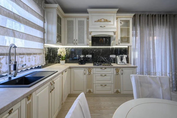 Modern Klasik Putih Dan Beige Dapur Mewah Dengan Ruang Makan — Stok Foto