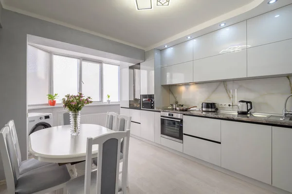 Interieur Van Witte Trendy Moderne Keuken Met Eettafel — Stockfoto