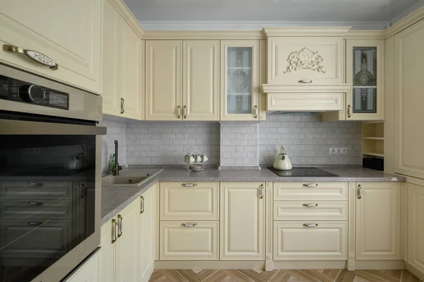 Real Showcase Interior Modern Trendy Cream Colored Kitchen — Fotografia de Stock