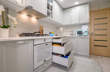 Beyaz ve gri yeni modern, iyi tasarlanmış mutfak iç dekorasyonuna yakın, bazı çekmeceler