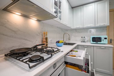 Beyaz ve gri yeni modern iyi tasarlanmış mutfak atölyesine yakın, bazı çekmeceler