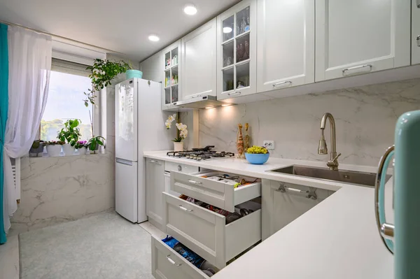 Yeni Beyaz Modern Iyi Tasarlanmış Mutfak Dekorasyonu — Stok fotoğraf