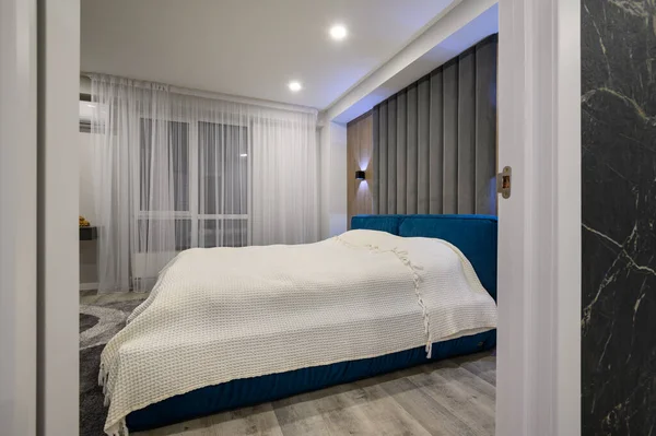 Dormitorio Principal Moderno Con Interior Gris Blanco Moda Gran Cama —  Fotos de Stock