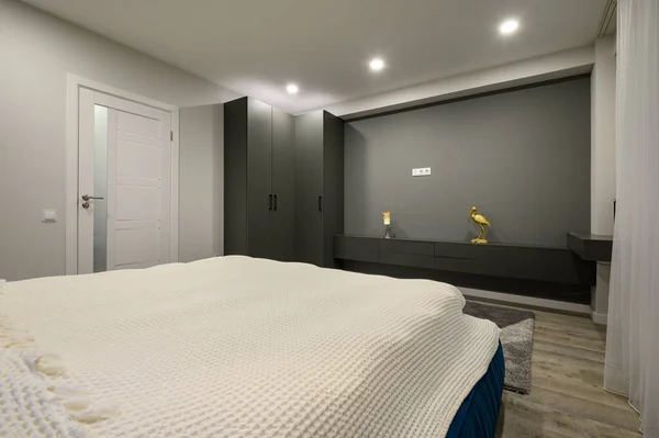 Современная Главная Спальня Триумфальным Белым Интерьером Большая Двуспальная Кровать Размера — стоковое фото