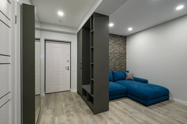 Vstupní Hala Připojená Malému Modernímu Obývacímu Pokoji Velkou Modrou Pohodlnou — Stock fotografie
