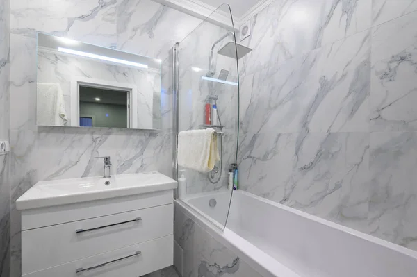 Современный Белый Мрамор Ванная Комната Кабинетом Тщеславие Зеркало Ванна — стоковое фото