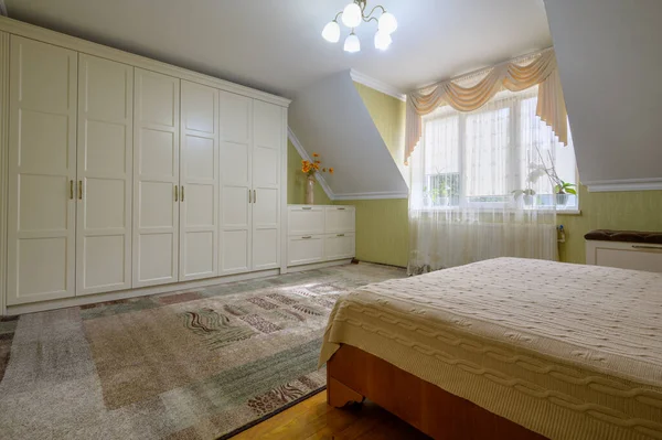 Interior Amplio Dormitorio Estilo Rústico Mucha Luz Una Gran Ventana — Foto de Stock