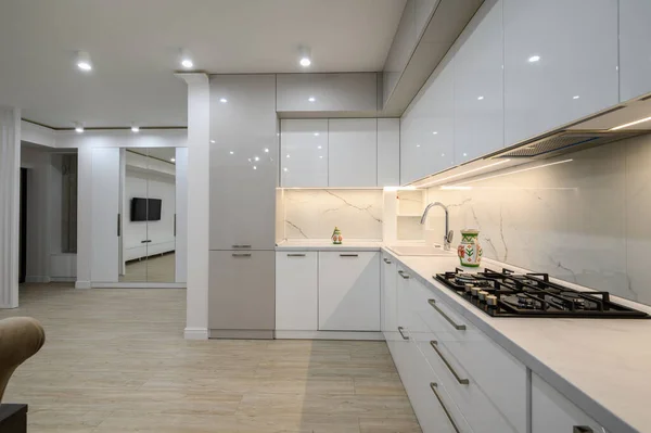 一个巨大的白色豪华公寓的内部 厨房小木屋的近景 大量的复制空间 — 图库照片