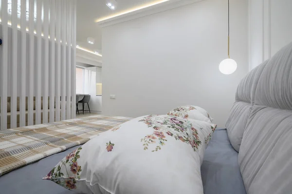 Stijlvol Interieur Van Grijze Witte Slaapkamer Met Comfortabel Tweepersoonsbed — Stockfoto