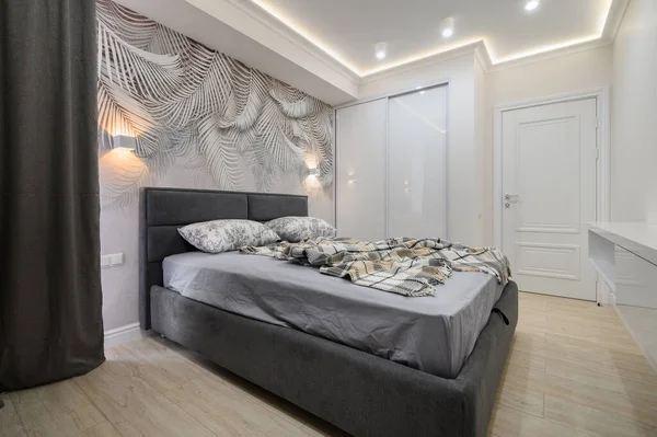 Elegante Interior Dormitorio Gris Con Cómoda Cama Doble —  Fotos de Stock