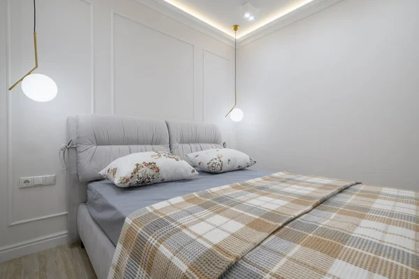 Уютной Спальне Белыми Стенами Осветительными Приборами Постелитесь Двуспальную Кровать Одеялом — стоковое фото
