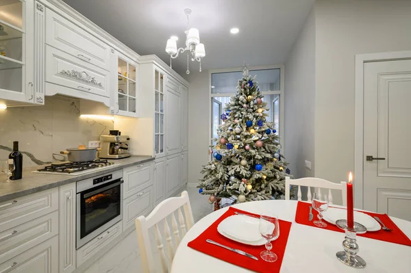 クリスマスツリーで飾られた明るいモダンなキッチンのインテリア — ストック写真