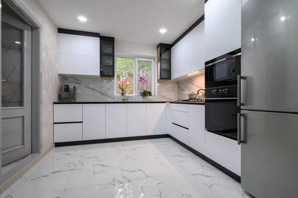Een Onlangs Gerenoveerde Keuken Met Strakke Moderne Apparatuur Marmeren Vloer — Stockfoto