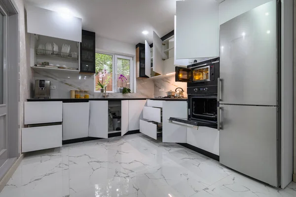 Ohromující Kuchyň Bílým Moderním Designem Luxusní Mramorovou Podlahou Vytahovacími Policemi — Stock fotografie