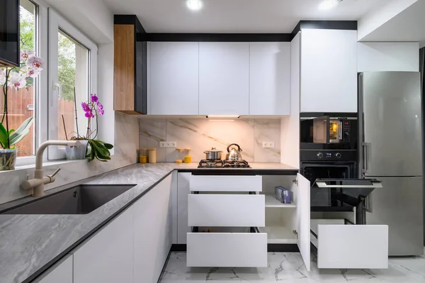 Světlá Vzdušná Kuchyň Bílým Moderním Designem Luxusní Mramorovou Podlahou Otevřenými — Stock fotografie