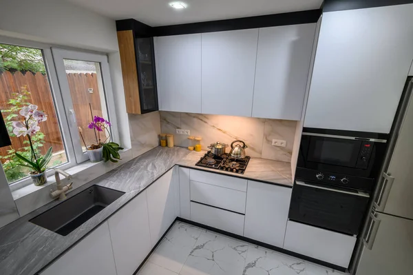 Geniş Güncellenmiş Bir Mutfak Siyah Beyaz Renk Şeması Uygun Depolama — Stok fotoğraf