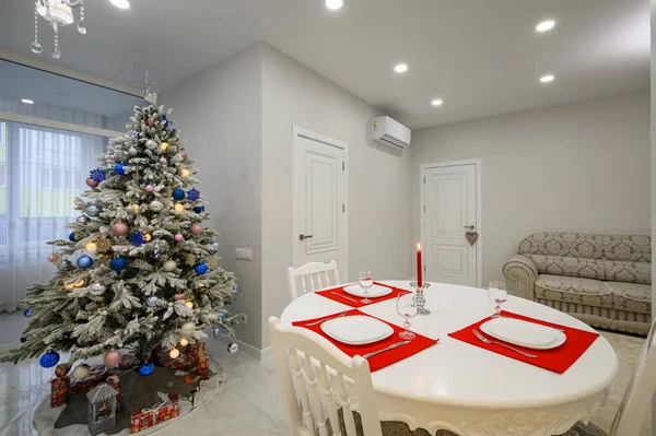クリスマスツリーで飾られたダイニングテーブルと明るいモダンなキッチンのインテリア — ストック写真