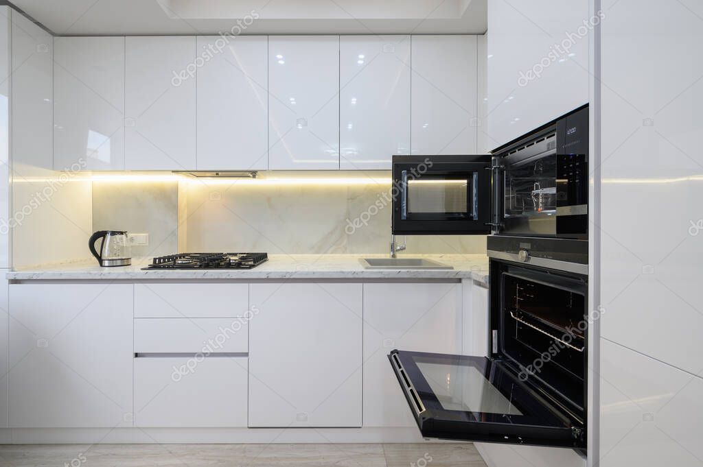 Cocina moderna en blanco y negro. Hermoso interior nuevo. Horno microondas,  placa eléctrica y horno eléctrico integrados, tecnología Fotografía de  stock - Alamy