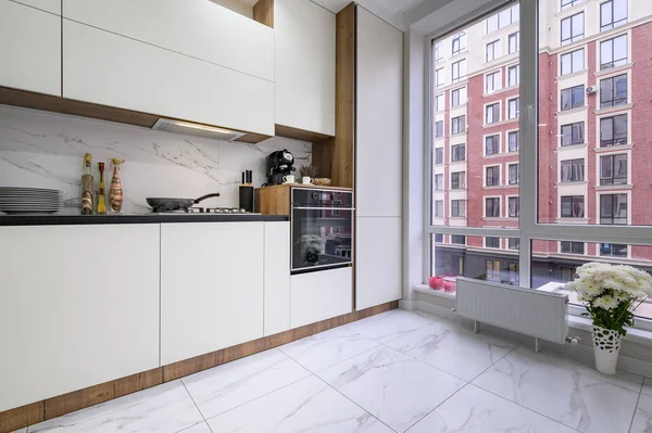 Černobílý Moderní Luxusní Kuchyňský Interiér Velkým Oknem — Stock fotografie