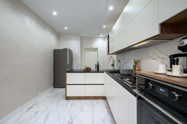 Large White Black Luxury Kitchen Interior Lot Copy Space Closeup — Stock Photo, Image