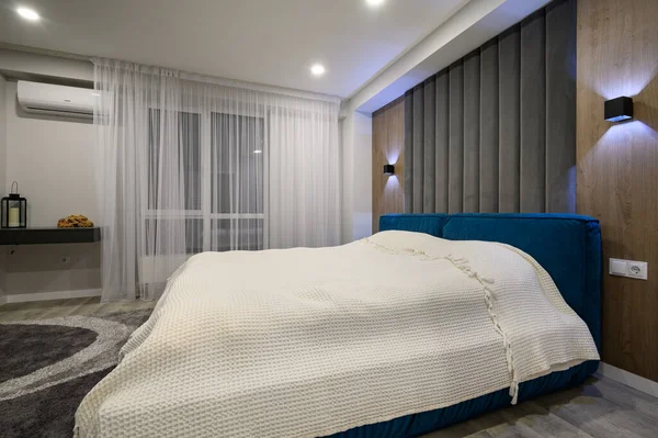 Современная Главная Спальня Триумфальным Белым Интерьером Большая Двуспальная Кровать Размера — стоковое фото