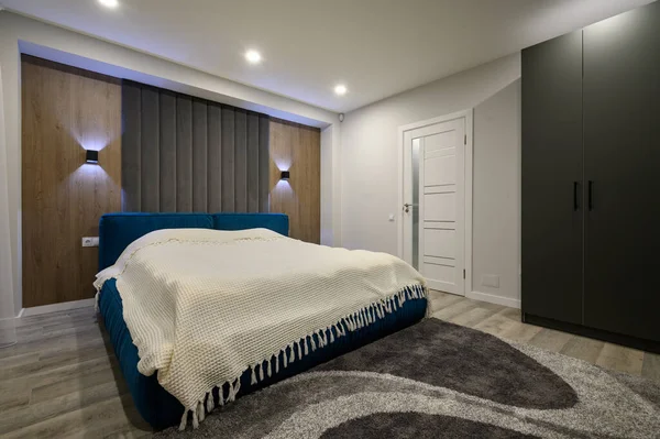 现代主卧室 有时髦的灰色和白色的内部 大的国王尺寸双人床 — 图库照片