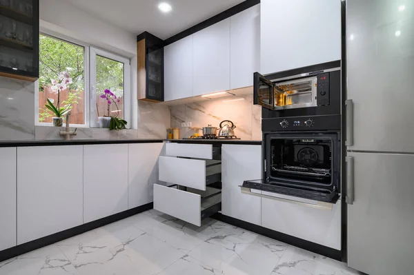 Krásná Kuchyň Bílým Mramorovým Designem Mramorovou Podlahou Otevřenými Dveřmi Pece — Stock fotografie