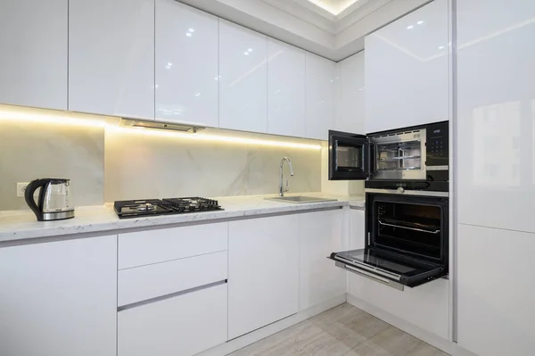 Witte Moderne Keuken Met Fornuis Oven Magnetron Met Openslaande Deuren — Stockfoto