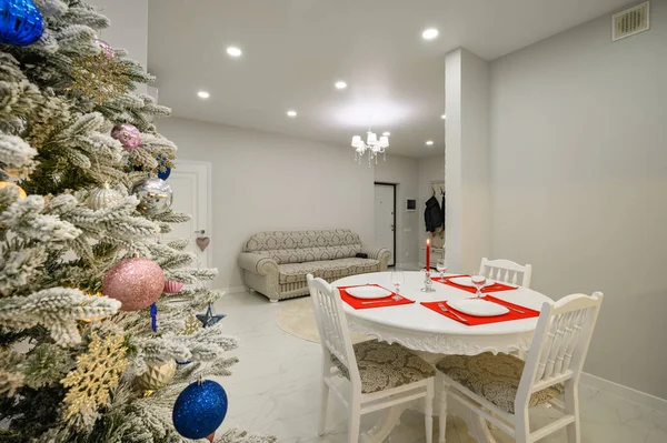 クリスマスツリーで飾られた明るいディナールームのインテリア — ストック写真